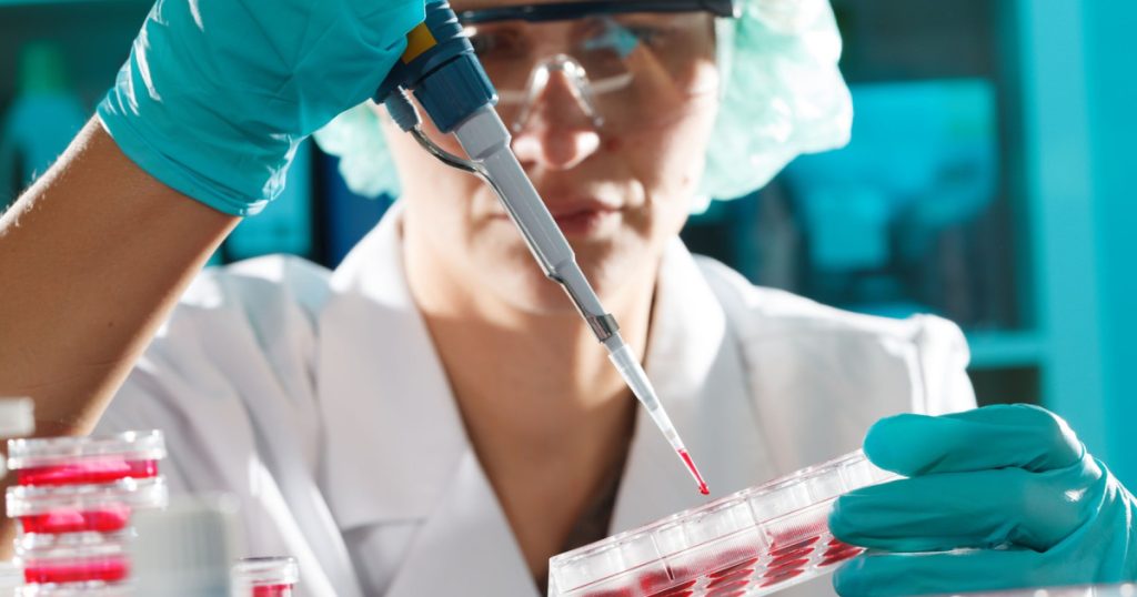 Primul caz de pacient uman infectat cu virusul gripal H9N2, cunoscut și sub denumirea de gripă aviară, a fost înregistrat pe 25 martie 2026 în Italia, potrivit unui comunicat emis de Ministerul Sănătății din această țară
