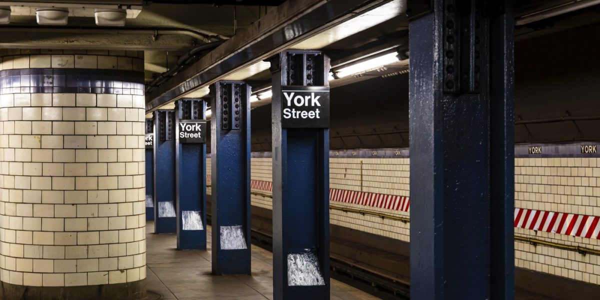 SUA: Tânăr ucis de poliție la metroul din New York, după ce a înjunghiat