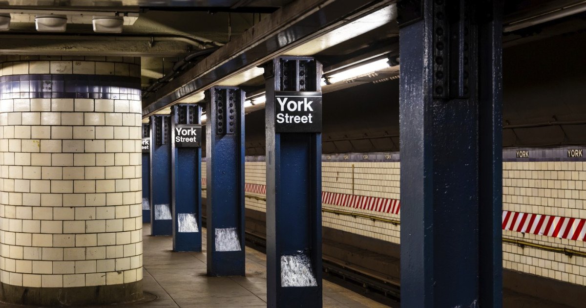 SUA: Tânăr ucis de poliție la metroul din New York, după ce a înjunghiat