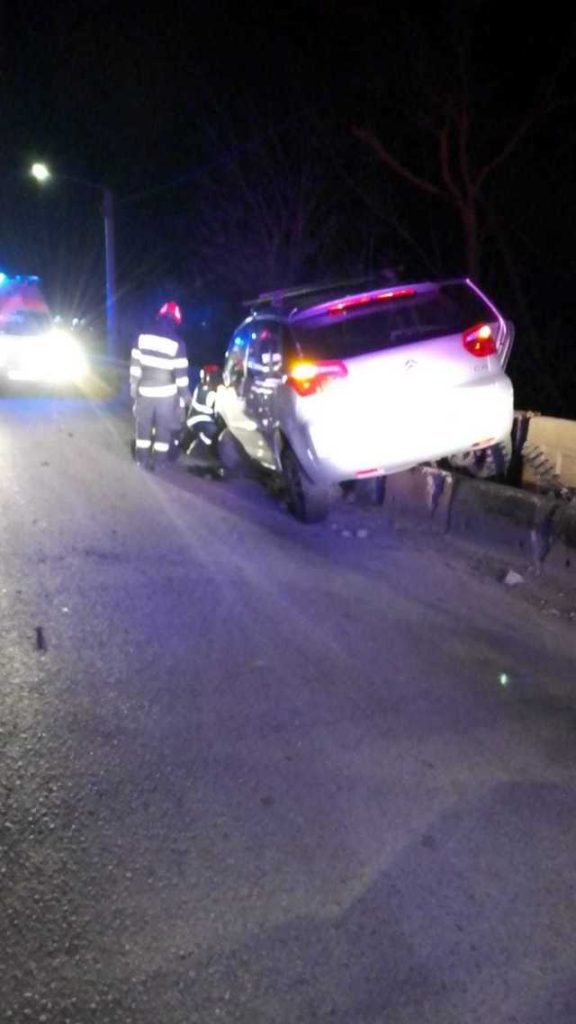 Accident grav în Bistrița-Năsăud: Trei bărbați, la spital după impact cu un podeț pe DN 17