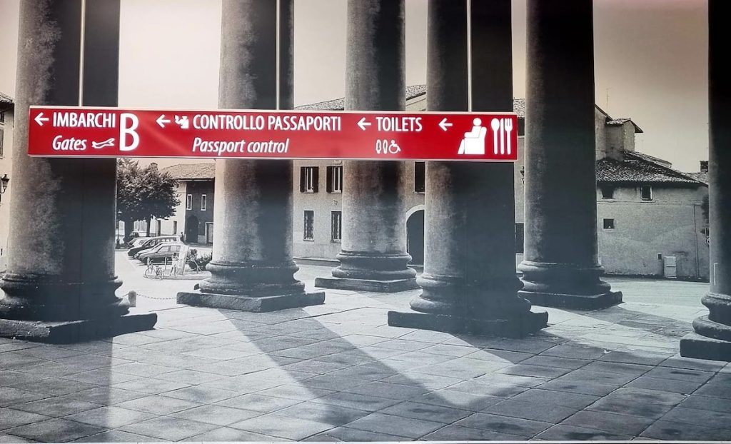 Italieni, păcăliți de Crăciun: Au vrut la Cracovia, au aterizat la Craiova!