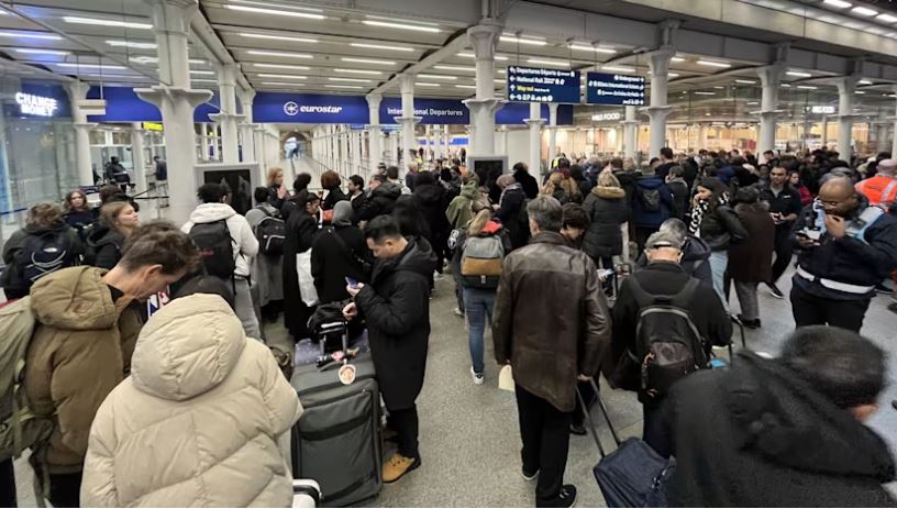 Cozi infernale la aeroporturi: EES blochează pasagerii, avioane goale!