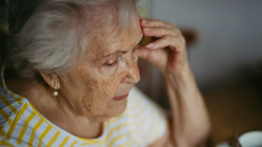 Pensionari, în prag de ruină: Sute pierd ajutoarele! România, pe urmele crizei