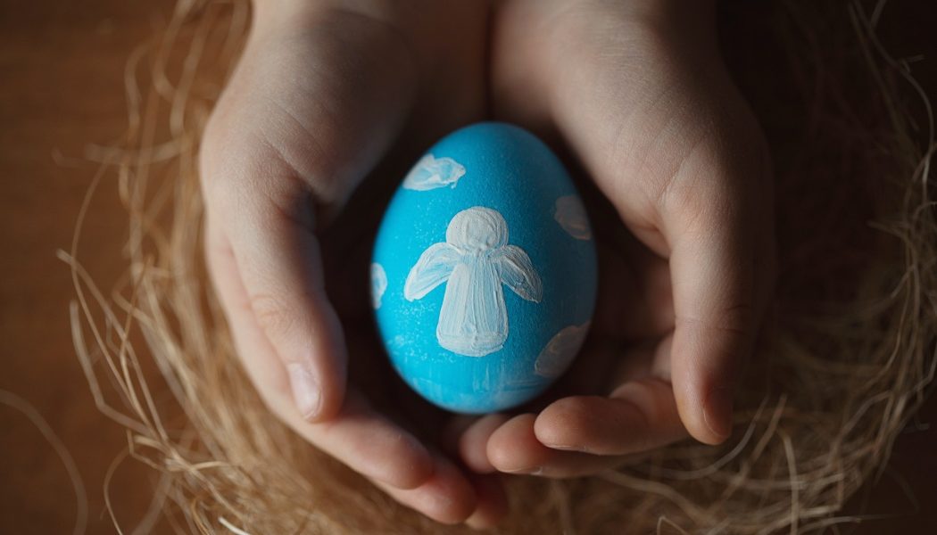 Paște cu ajutoare: Guvernul împarte pachete pentru românii săraci, cu Biserica