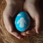 Paște cu ajutoare: Guvernul împarte pachete pentru românii săraci, cu Biserica