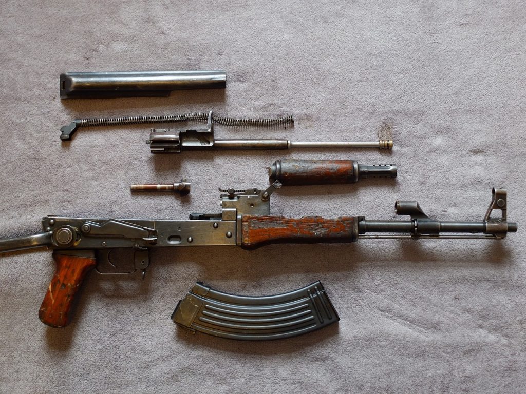 Șefii unei companii de import armament, trimiși în judecată pentru nerespectarea regimului armelor Parchetul General a deschis oficial dosar penal pe numele conducerii unei companii care se ocupă cu importul de arme și muniție destinate Armatei Române și Ministerului Afacerilor Interne