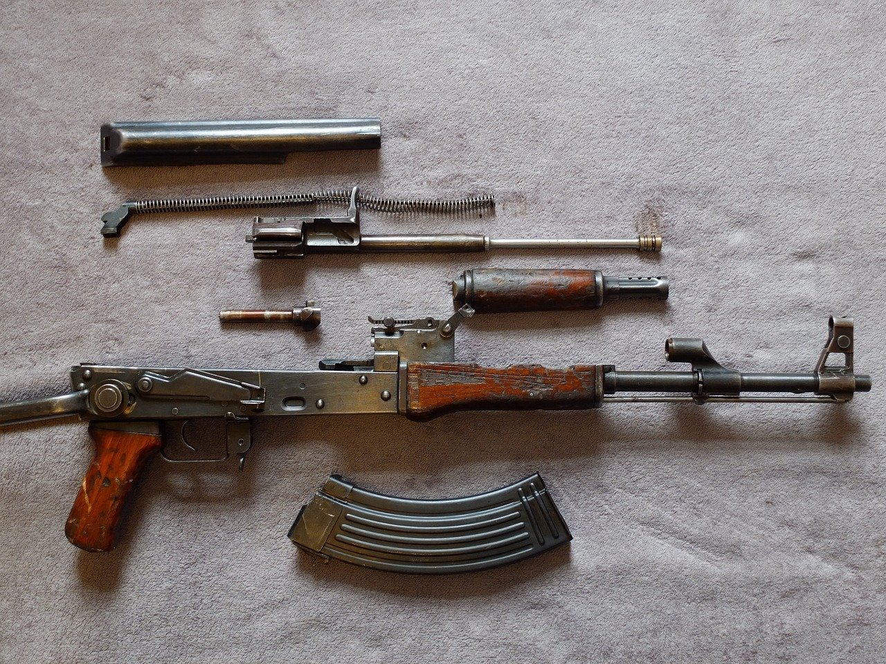 Șefii unei companii de import armament, trimiși în judecată pentru nerespectarea regimului armelor Parchetul General a deschis oficial dosar penal pe numele conducerii unei companii care se ocupă cu importul de arme și muniție destinate Armatei Române și Ministerului Afacerilor Interne