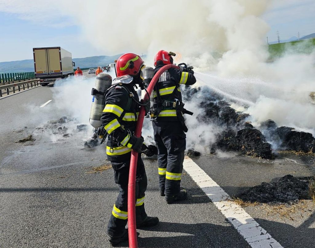 A10, BLOCATĂ TOTAL! Un TIR a luat foc pe sensul spre Alba
