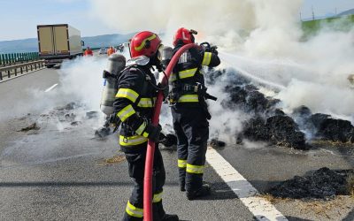 A10, BLOCATĂ TOTAL! Un TIR a luat foc pe sensul spre Alba