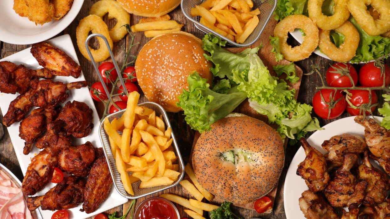 Dieta cu ultraprocesate distruge oasele: Avertismentul medicilor pentru România