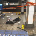 Atac SÂNGEROS la metroul din New York: Individ împușcat după ce a înjunghiat trei