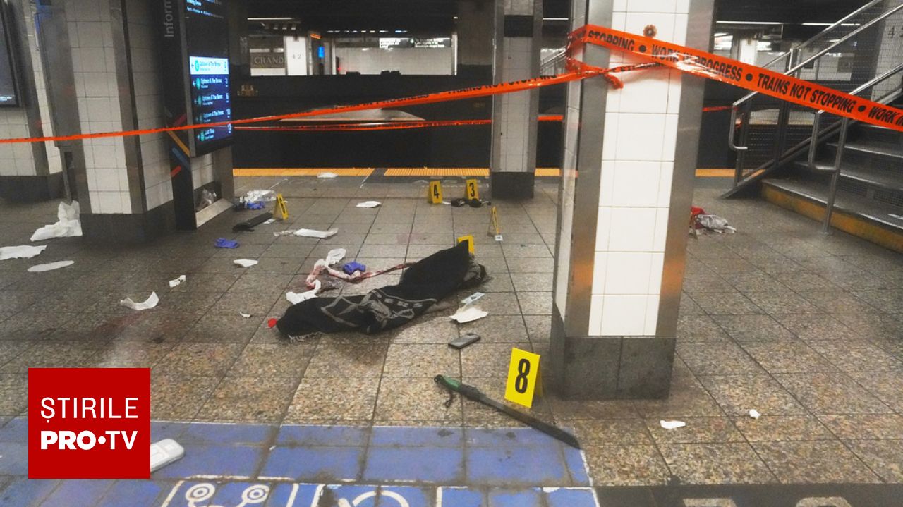 Atac SÂNGEROS la metroul din New York: Individ împușcat după ce a înjunghiat trei