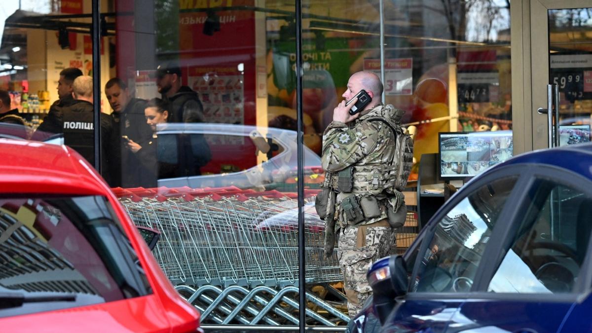 Masacru într-un supermarket din Kiev: Șase morți, atacatorul ucis