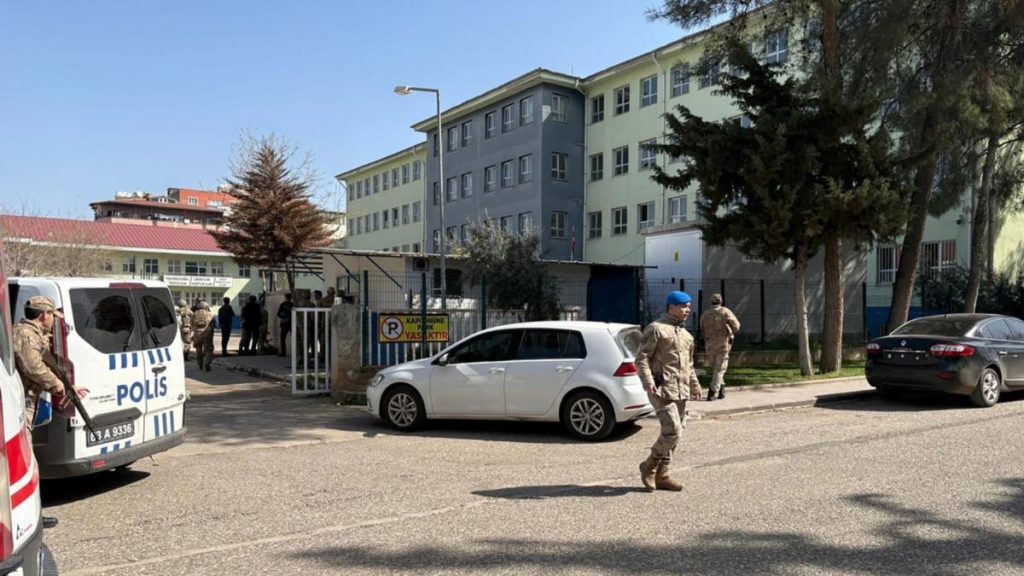 Atac armat într-un liceu din Turcia: Fost elev, 16 răniți, apoi s-a sinucis