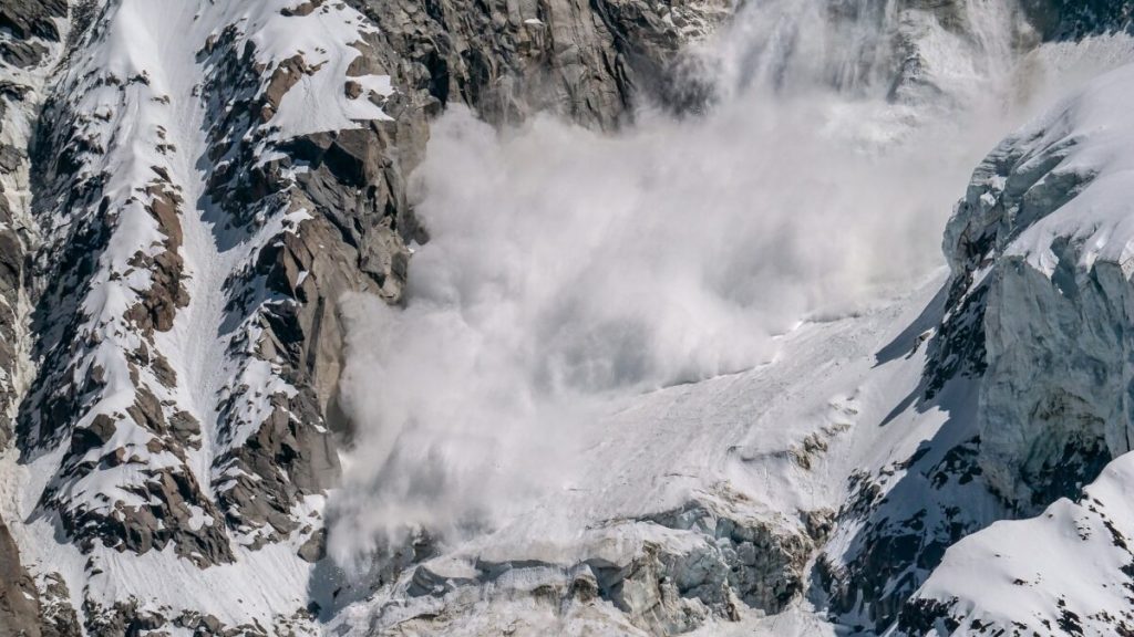 Avalanșe la munte: ANM avertizează! Pericol mare pentru schiori și turiști
