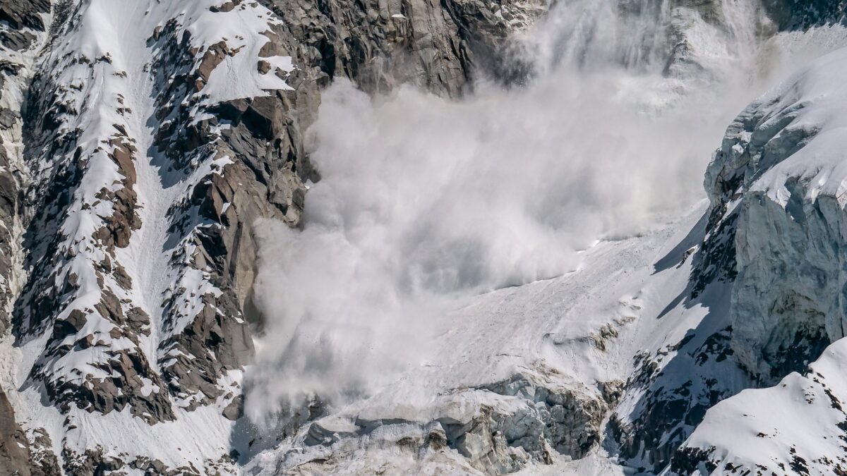Avalanșe la munte: ANM avertizează! Pericol mare pentru schiori și turiști