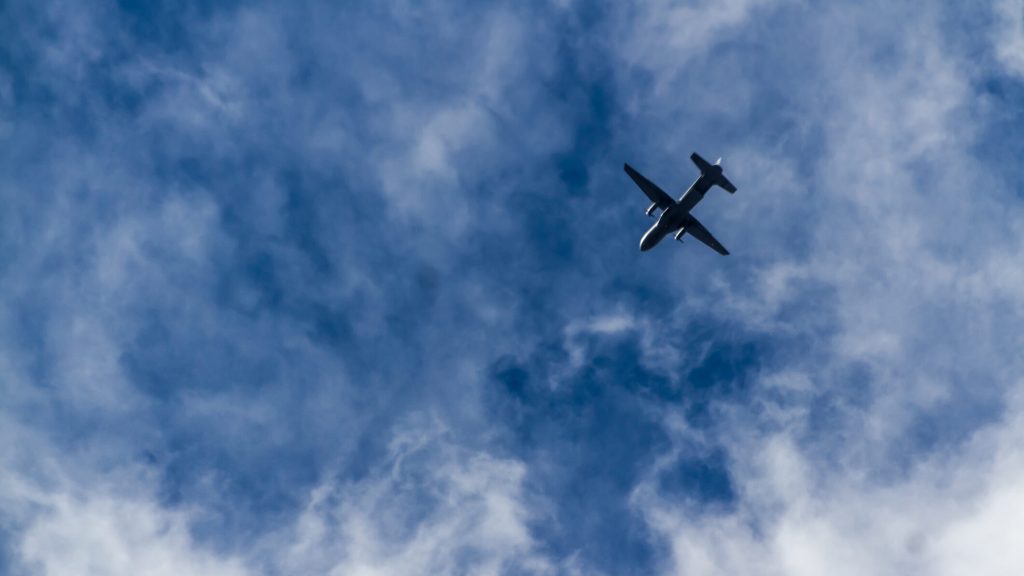 Avioane: Paturi la clasa economică, dar și lista neagră pentru pasageri