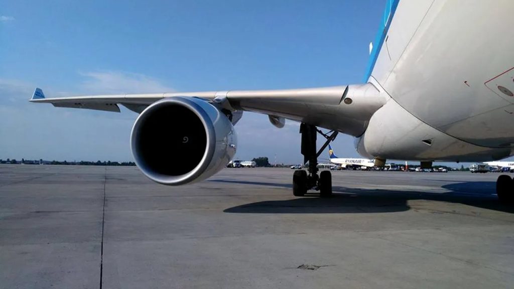 Avion în pericol la Otopeni: Aterizare de urgență după semnalul de alarmă