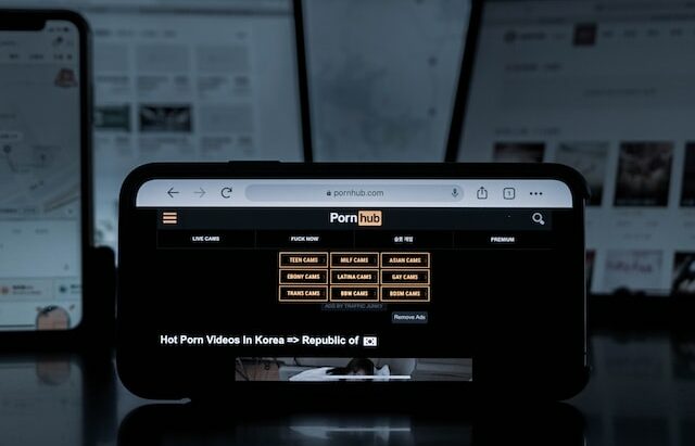 Britanicii interzic porno cu rude: Scandalul care zguduie UK