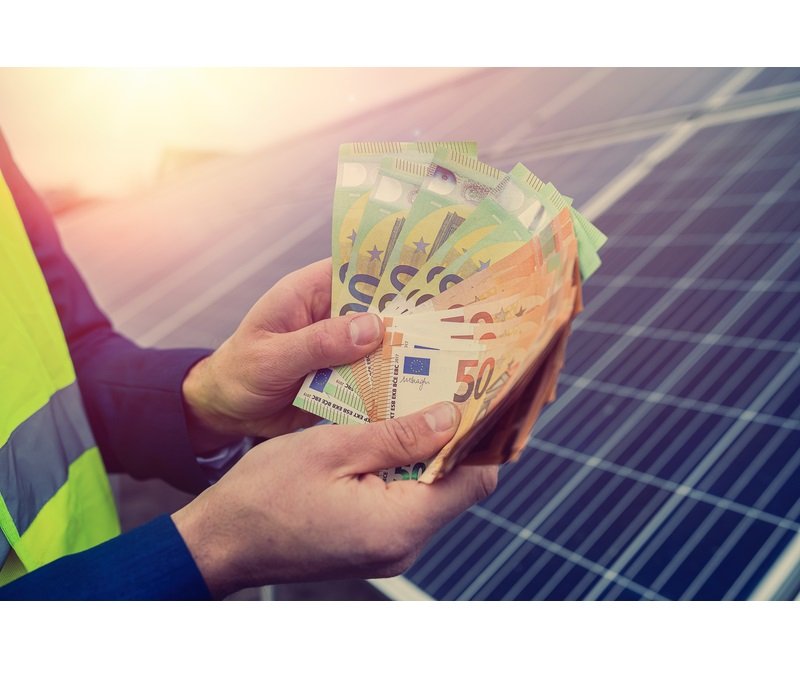 Fermierii români pot obține până la 20 milioane EUR prin fondurile UE pentru panouri solare și baterii în 2026