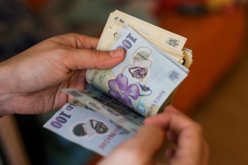 Ce rețin din salariul brut în România? Cum se calculează salariul net și ce taxe se aplică Dacă v-ați uitat vreodată pe fluturașul de salariu și ați simțit că ceva lipsește, nu e doar impresia dumneavoastră