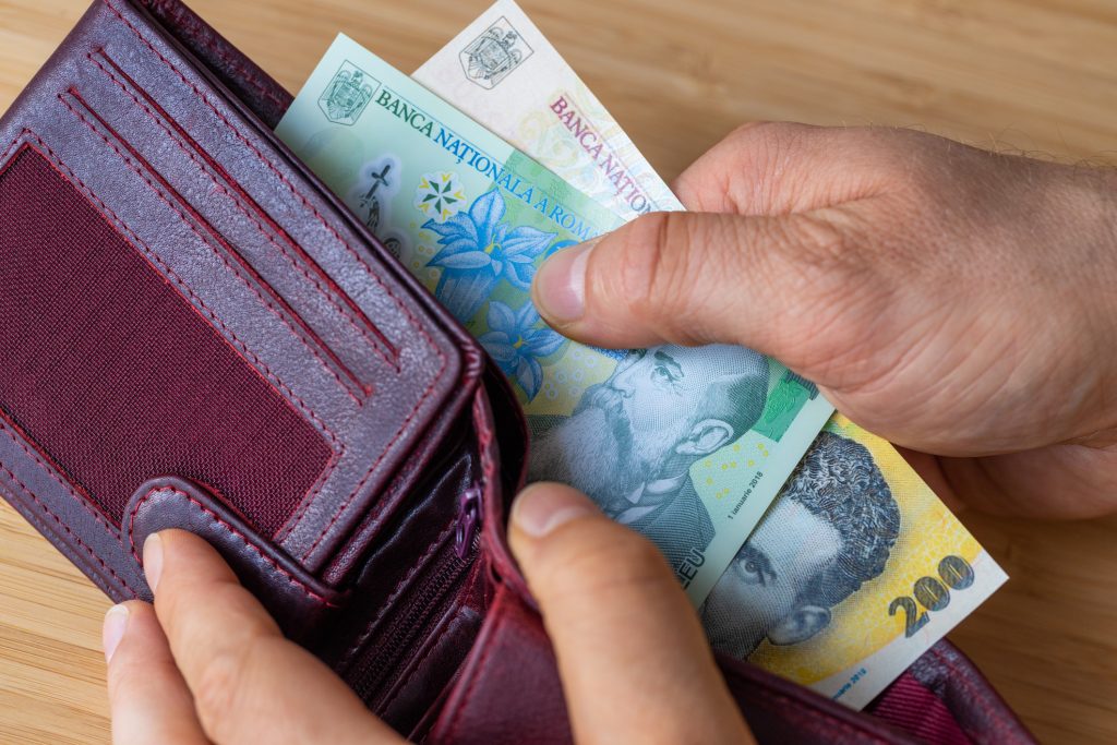 Majoritatea firmelor din România nu sunt pregătite pentru noile cerințe privind transparența salarială impuse de Directiva UE, chiar dacă mai sunt doar două luni până la termenul-limită de implementare, relevă un studiu recent
