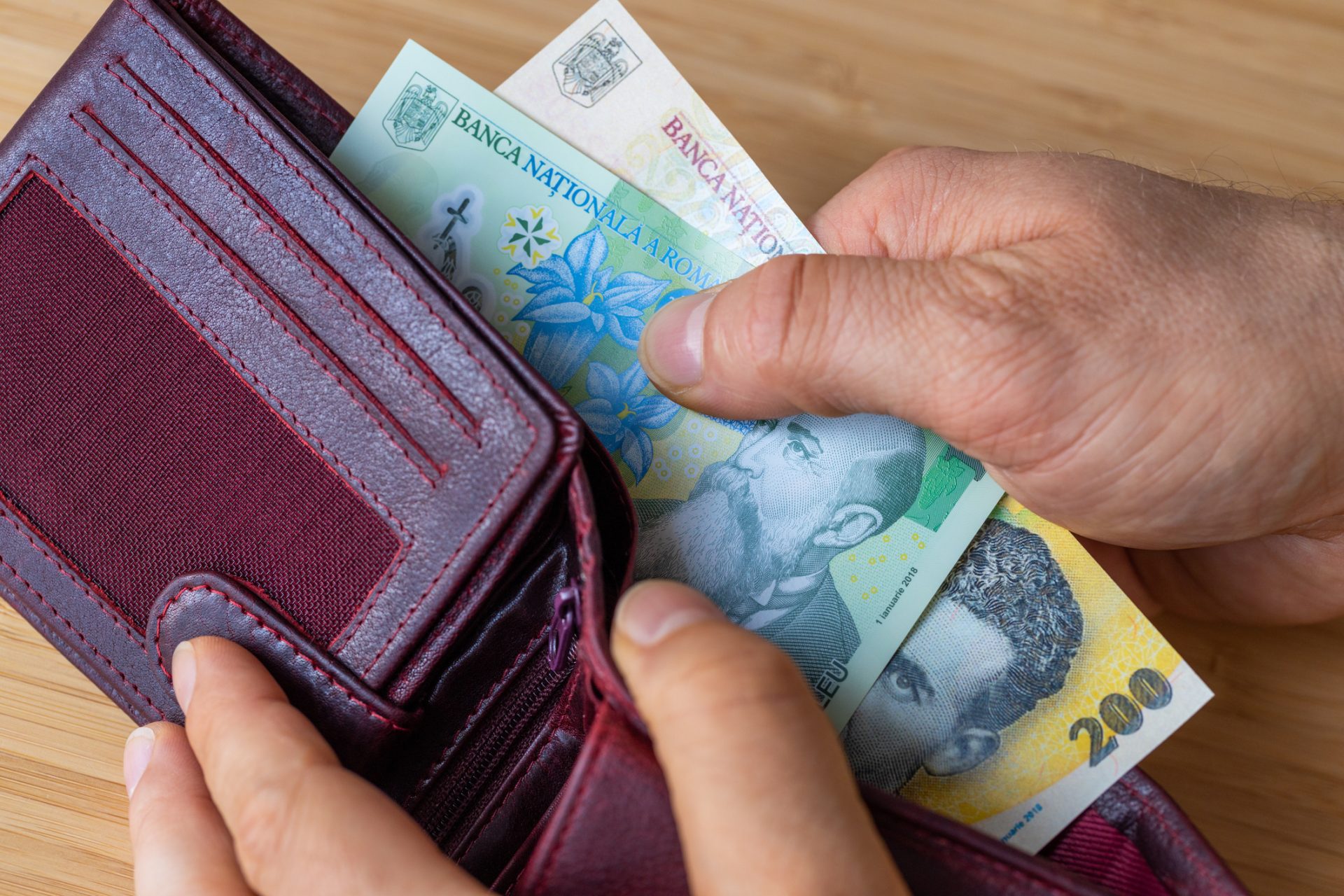 Majoritatea firmelor din România nu sunt pregătite pentru noile cerințe privind transparența salarială impuse de Directiva UE, chiar dacă mai sunt doar două luni până la termenul-limită de implementare, relevă un studiu recent