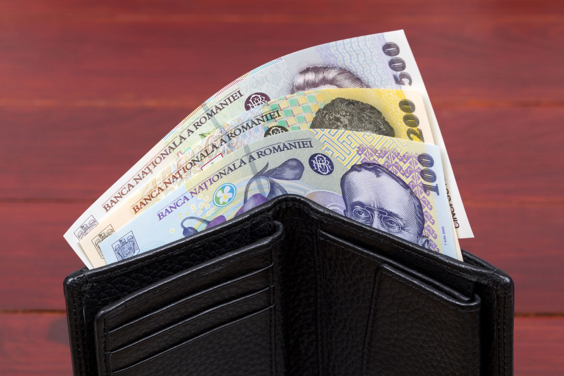 Economistul-șef al BRD, Florian Libocor, avertizează asupra riscurilor din economia românească și oferă reguli simple pentru a menține stabilitatea individuală și pentru a evita panica