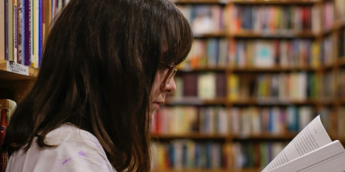 batch_Fata-Care-Citeste-Lectura-Biblioteca-Library-Adolescenta-eliott-reyna-kcT-7cirBEw-unsplash.jpg - ReactiveNews