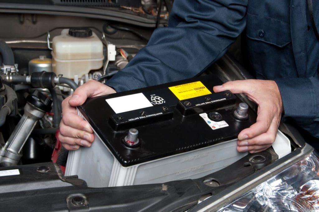 Reconnectionarea bateriei auto, o etapă aparent simplă, trebuie făcută corect pentru a evita agravarea eventualelor probleme și pentru a nu afecta sistemele electronice ale mașinii