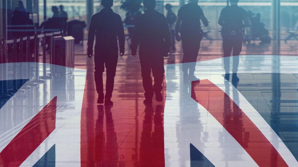 Avize false: Migranți sfătuiți de avocați să se dea gay pentru azil în UK