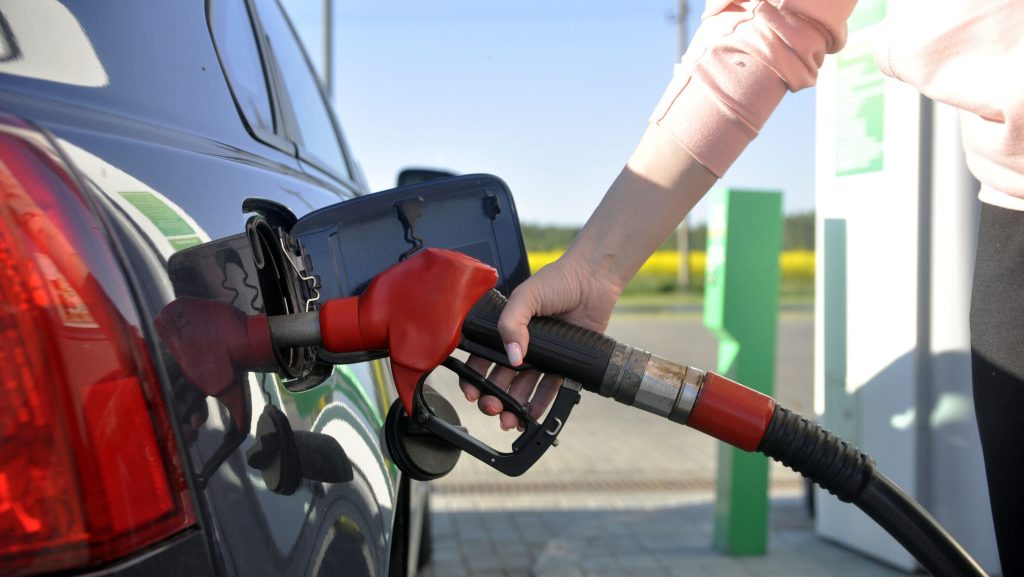 Prețurile la carburanți nu vor reveni la nivelurile de dinainte, chiar dacă Guvernul Bolojan va implementa măsuri de compensare, atrag atenția specialiștii