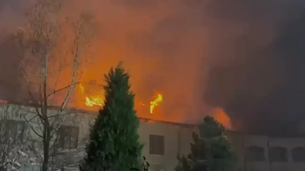 Incendiu devastator la Mănăstirea Bistrița de Paști: zeci de pompieri se luptă cu flăcările