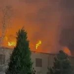 Incendiu devastator la Mănăstirea Bistrița de Paști: zeci de pompieri se luptă cu flăcările