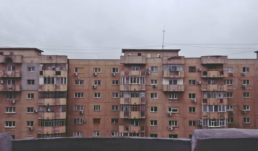 Blocuri la DNA? Românii, responsabili de vecinii de sub ei