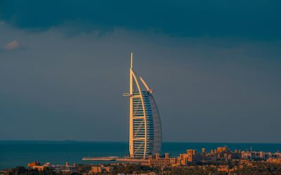 Burj Al Arab, simbolul luxului EXTREM, se închide pentru renovare: Fațada, lovită de dronă!