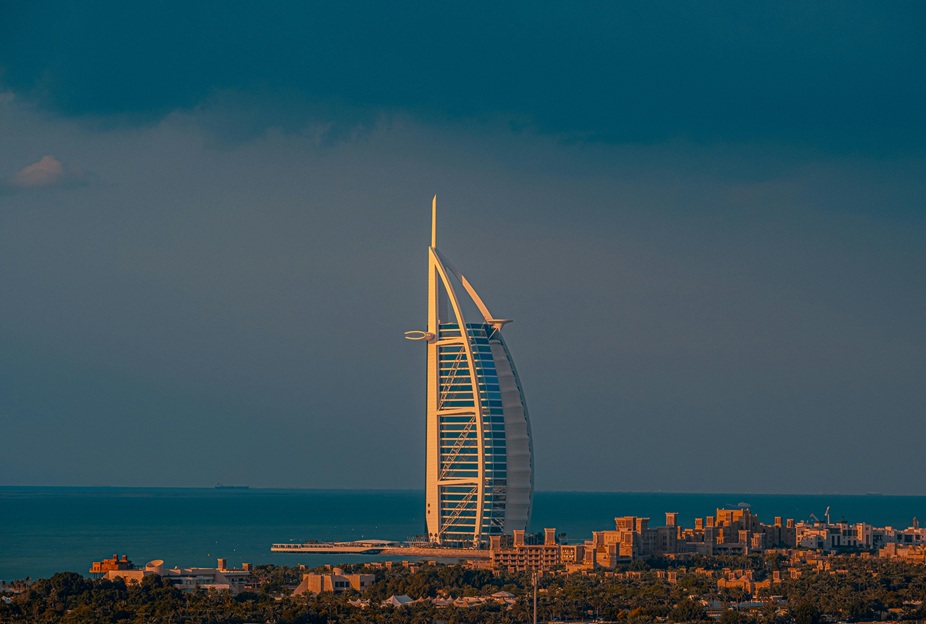 Burj Al Arab, simbolul luxului EXTREM, se închide pentru renovare: Fațada, lovită de dronă!