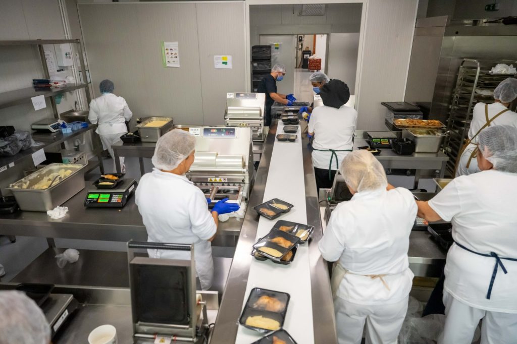 Banca Locală de Alimente Sector 6 deschide calea către reducerea rispei alimentare, impulsionată de legislație și parteneriate strategice Banca Locală de Alimente din Sector 6 al Capitalei devine un exemplu concret în lupta împotriva risipei alimentare, într-un context în care autoritățile impun măsuri obligatorii pentru operatorii din lanțul agroalimentar