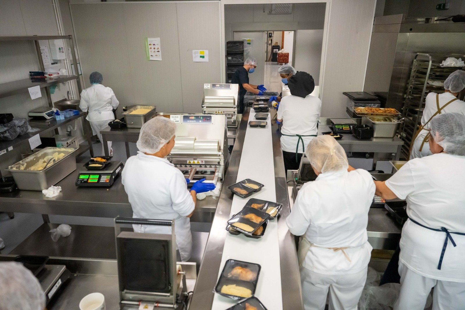 Banca Locală de Alimente Sector 6 deschide calea către reducerea rispei alimentare, impulsionată de legislație și parteneriate strategice Banca Locală de Alimente din Sector 6 al Capitalei devine un exemplu concret în lupta împotriva risipei alimentare, într-un context în care autoritățile impun măsuri obligatorii pentru operatorii din lanțul agroalimentar
