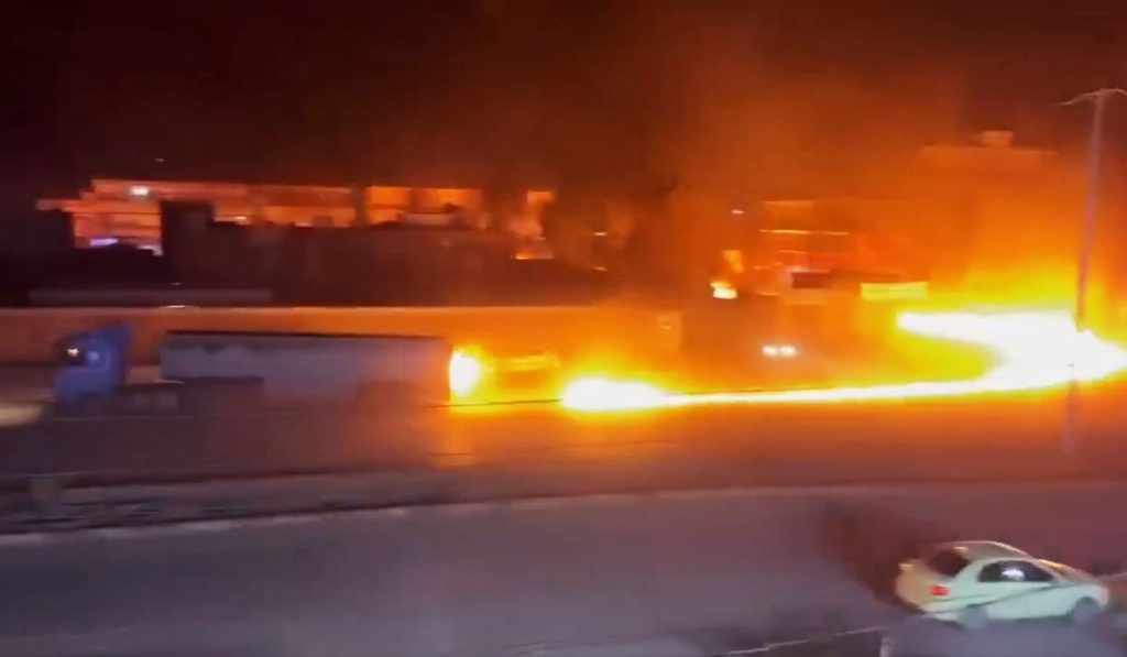 Siria: Șofer EROU conduce cisterna-n flăcări departe de oameni!