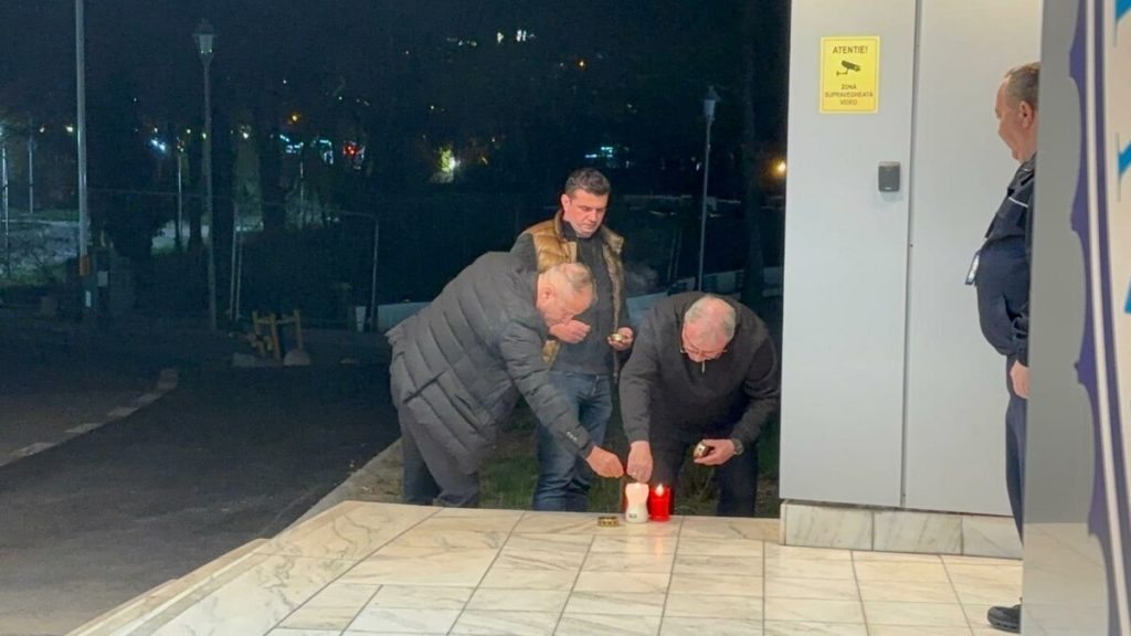 Marți seara, în fața Spitalului Universitar de Urgență din București, au fost aprinse primele candele