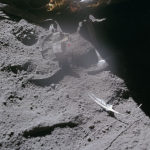 O „pană” de pasăre pe Lună? NASA dezvăluie misterul unei fotografii