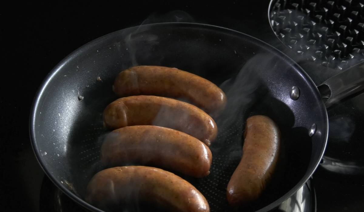 Varză călită cu Cârnați Durdulii, o rețetă rapidă și gustoasă pentru familie De câțiva ani, preparatul de varză călită cu cârnați a devenit preferatul multor români pentru mesele de zi cu zi