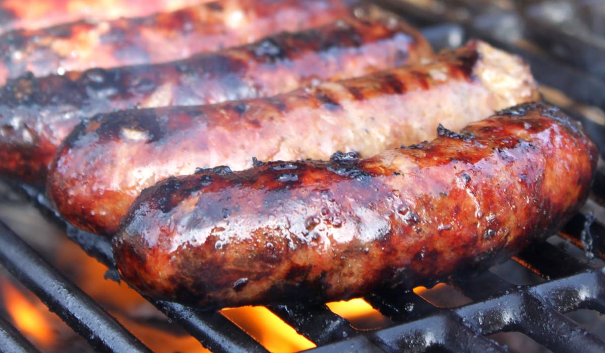 Cum ne afectează obiceiurile în prepararea cârnaților Mulți români apreciază tradiția până în bucătărie, dar un obicei comun în procesul de preparare a cârnaților poate duce la rezultate neașteptate