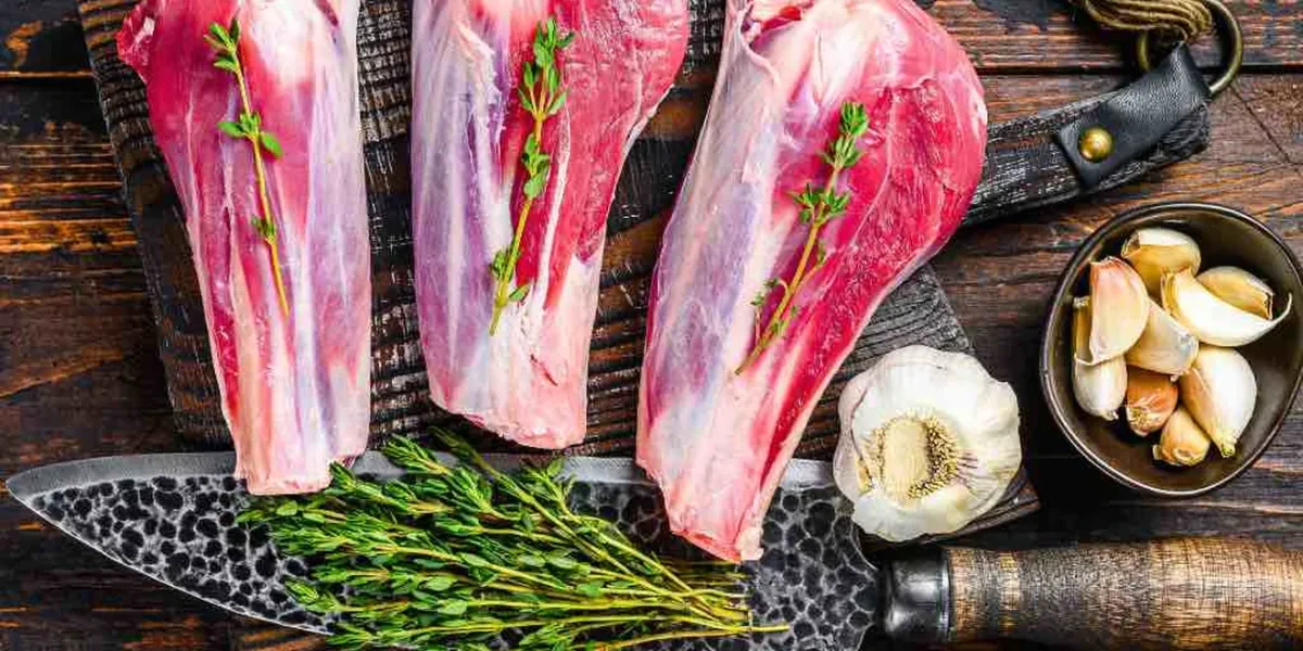 Alternative sănătoase pentru masa de Paște: iedul câștigă teren în fața mielului tradițional Carnea de miel, vedeta principală a meselor de Paște în România, nu mai este acceptată de toți consumatorii