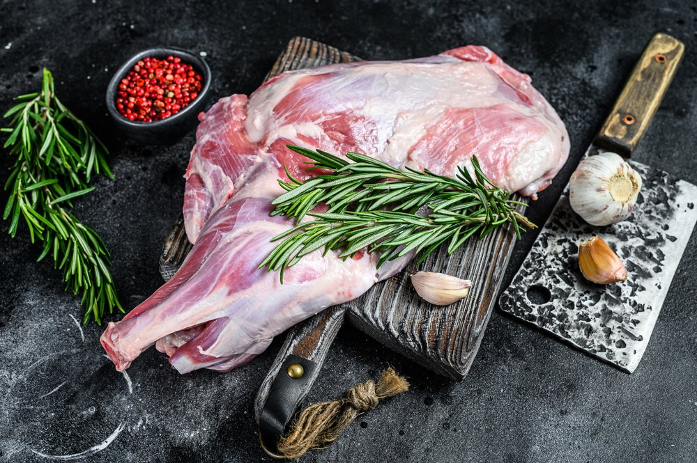Carnea de miel, o tradiție culinară de Paște, necesită o alegere atentă pentru a asigura o friptură perfectă
