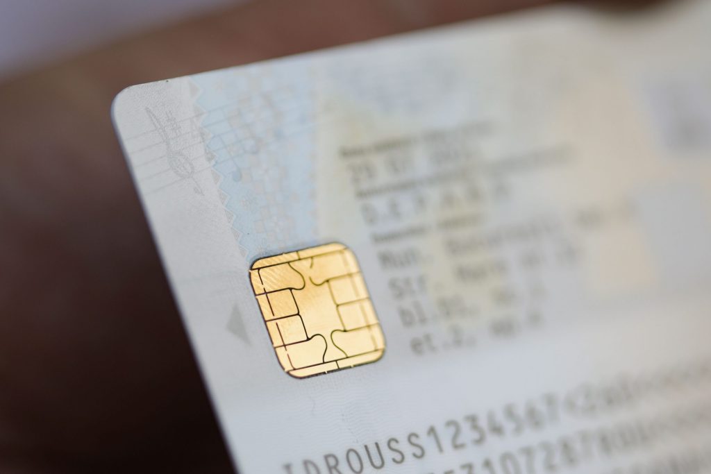 România intră în era digitală: Schimbări MAJORE la buletin și semnătură din 2026