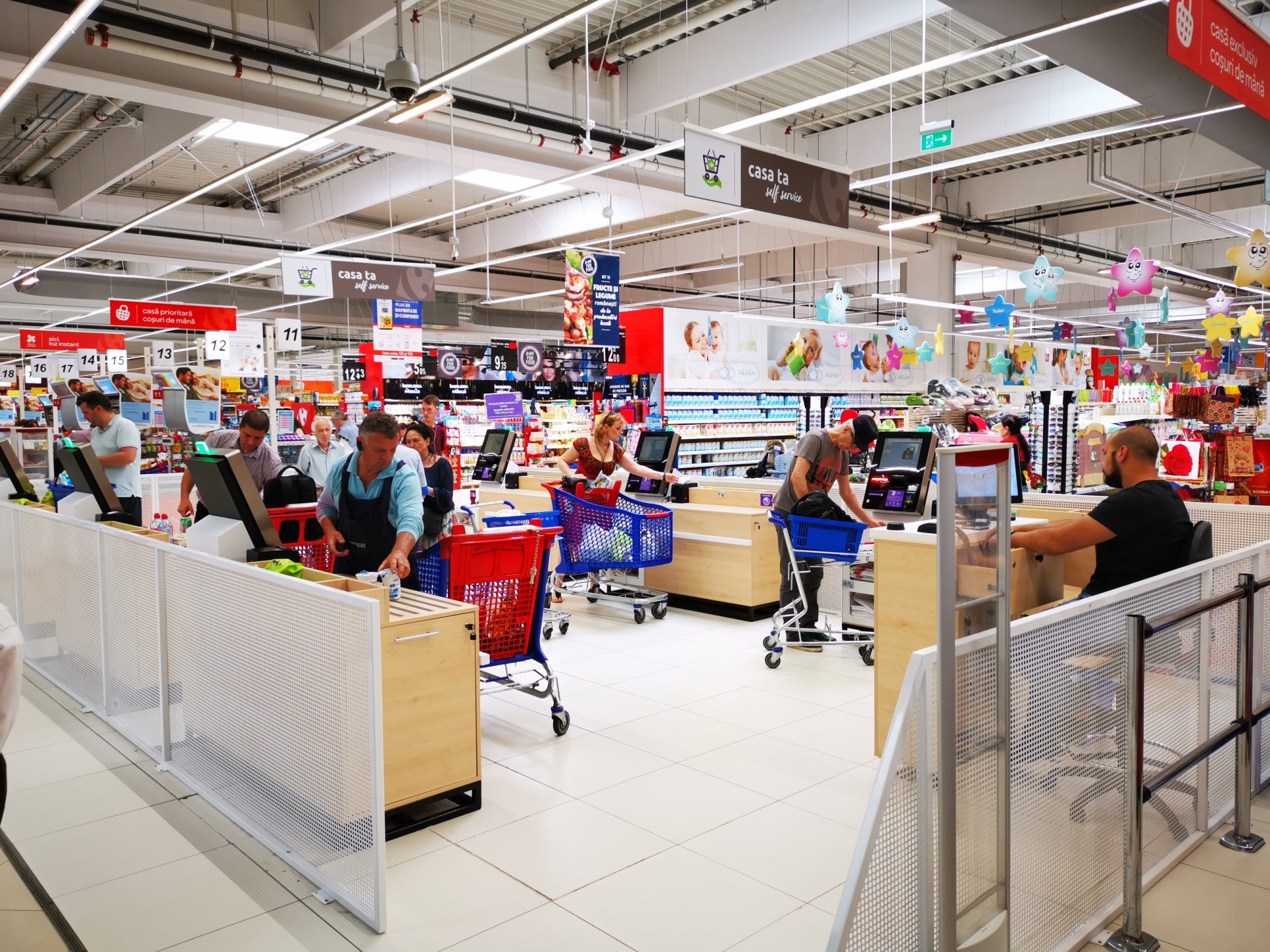 În condițiile în care Sărbătorile Pascale se apropie, majoritatea lanțurilor de magazine din România și-au anunțat deja programul special de funcționare pentru aceste zile