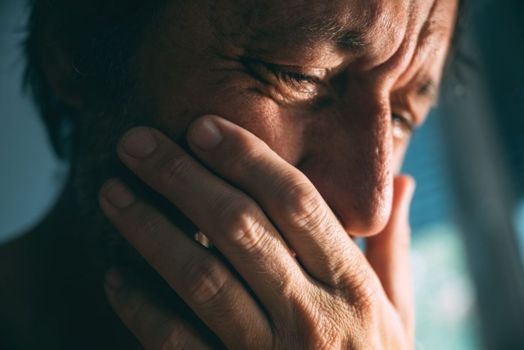 Cât de mult plânge un om în medie și ce relevanță au aceste episoade asupra stării emoționale Un nou studiu publicat în revista Collabra: Psychology oferă o perspectivă mai clară asupra comportamentului uman legat de plâns, indicele frecvenței și duratei acestor episoade, precum și efectele lor asupra stării emoționale