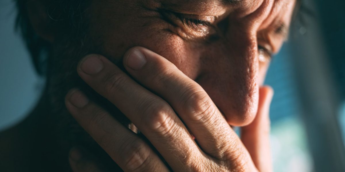 cat-de-mult-plange-un-om_shutterstock_descopera-10.jpg - ReactiveNews